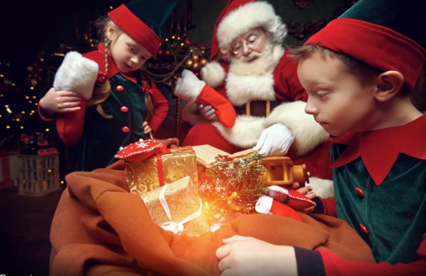 Père – Noël et ses Lutins